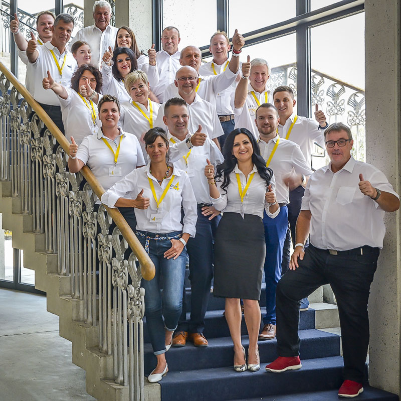 gruppenfoto_hintergrundebene2